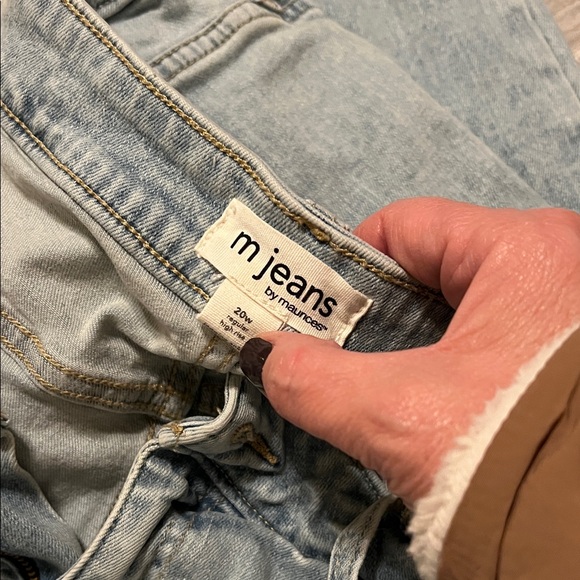 Maurices Light Blue Cropped Jeans. Like new, worn and washed once or twice. - Picture 2 of 3
